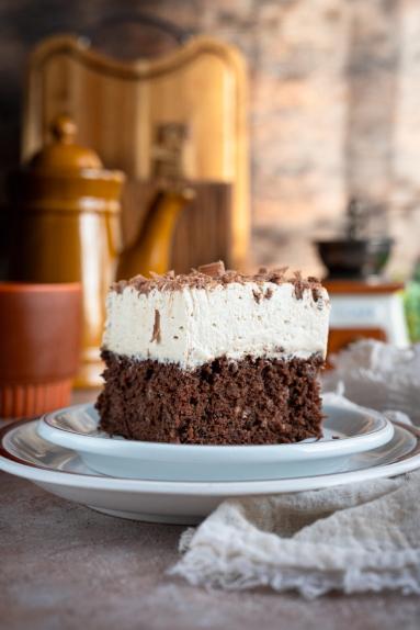 Zdjęcie - Wilgotne ciasto czekoladowe z kawową pianką - Przepisy kulinarne ze zdjęciami