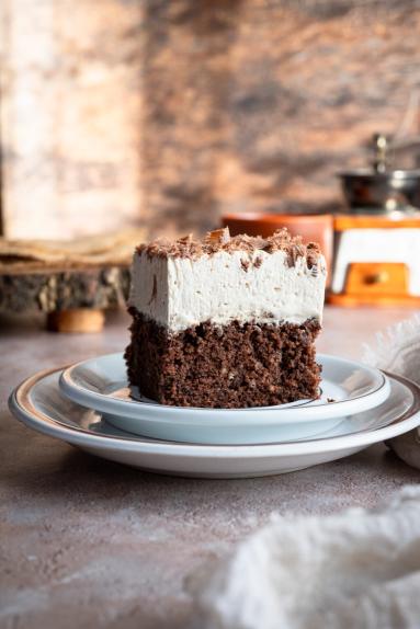 Zdjęcie - Wilgotne ciasto czekoladowe z kawową pianką - Przepisy kulinarne ze zdjęciami