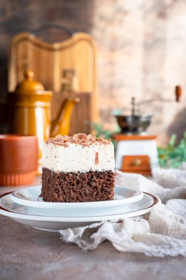 Zdjęcie - Wilgotne ciasto czekoladowe z kawową pianką - Przepisy kulinarne ze zdjęciami