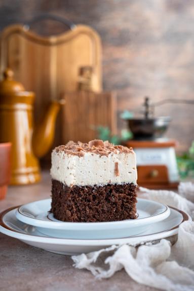 Zdjęcie - Wilgotne ciasto czekoladowe z kawową pianką - Przepisy kulinarne ze zdjęciami