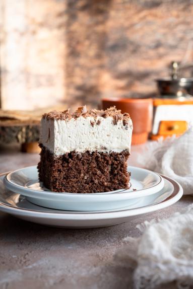 Zdjęcie - Wilgotne ciasto czekoladowe z kawową pianką - Przepisy kulinarne ze zdjęciami