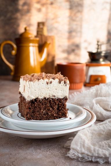 Zdjęcie - Wilgotne ciasto czekoladowe z kawową pianką - Przepisy kulinarne ze zdjęciami