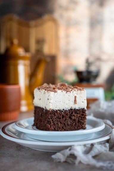 Zdjęcie - Wilgotne ciasto czekoladowe z kawową pianką - Przepisy kulinarne ze zdjęciami