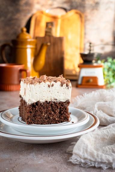 Zdjęcie - Wilgotne ciasto czekoladowe z kawową pianką - Przepisy kulinarne ze zdjęciami