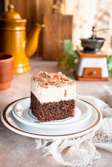 Zdjęcie - Wilgotne ciasto czekoladowe z kawową pianką - Przepisy kulinarne ze zdjęciami