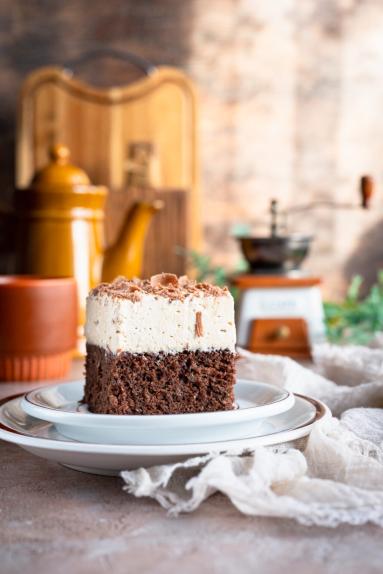Zdjęcie - Wilgotne ciasto czekoladowe z kawową pianką - Przepisy kulinarne ze zdjęciami