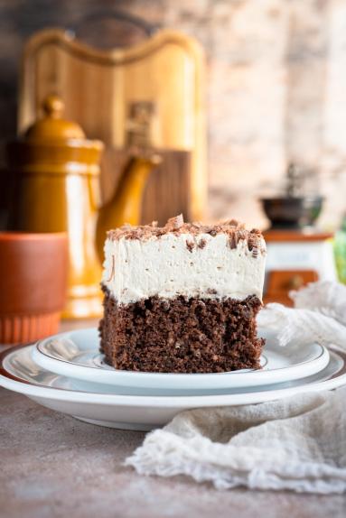Zdjęcie - Wilgotne ciasto czekoladowe z kawową pianką - Przepisy kulinarne ze zdjęciami