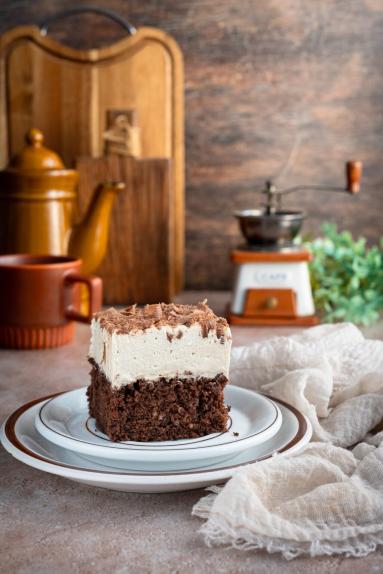 Zdjęcie - Wilgotne ciasto czekoladowe z kawową pianką - Przepisy kulinarne ze zdjęciami