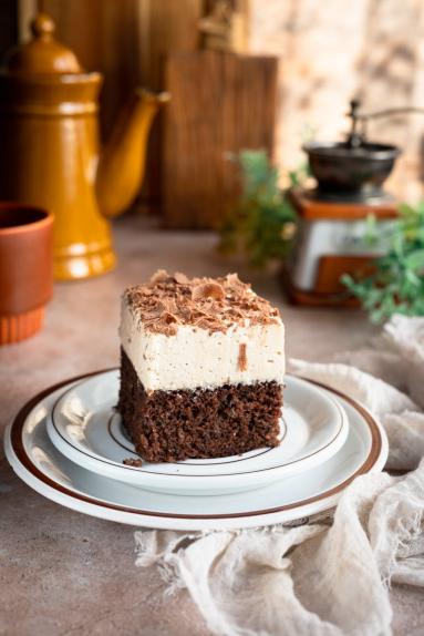 Zdjęcie - Wilgotne ciasto czekoladowe z kawową pianką - Przepisy kulinarne ze zdjęciami