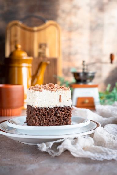 Zdjęcie - Wilgotne ciasto czekoladowe z kawową pianką - Przepisy kulinarne ze zdjęciami