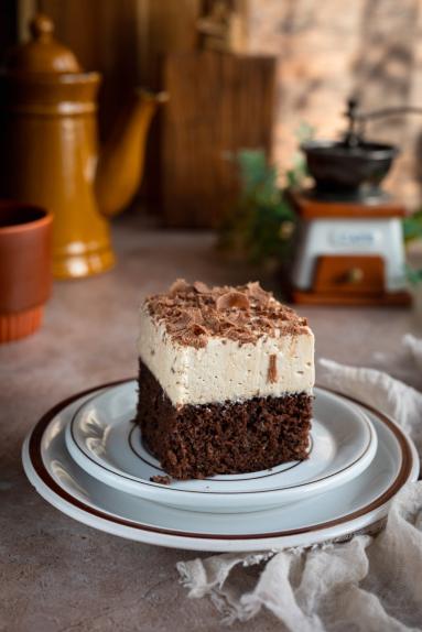 Zdjęcie - Wilgotne ciasto czekoladowe z kawową pianką - Przepisy kulinarne ze zdjęciami