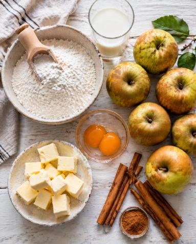 Zdjęcie - Szarlotka Kr&oacute;lewska z budyniem - Przepisy kulinarne ze zdjęciami