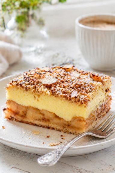 Zdjęcie - Szarlotka Kr&oacute;lewska z budyniem - Przepisy kulinarne ze zdjęciami