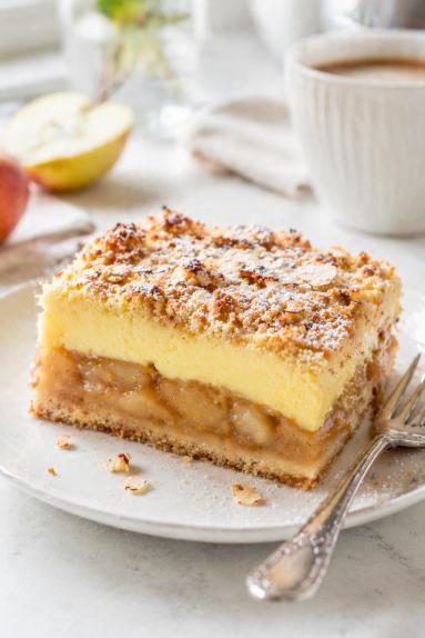 Zdjęcie - Szarlotka Kr&oacute;lewska z budyniem - Przepisy kulinarne ze zdjęciami