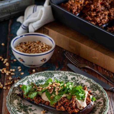 Zdjęcie: Pieczone bakłażany z wołowiną, harissą i sosem sezamowym Zdjęcie - Pieczone bakłażany z wołowiną, harissą i sosem sezamowym - Przepisy kulinarne ze zdjęciami