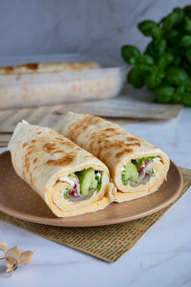Zdjęcie - Wrap z omletem, łososiem i warzywami - Przepisy kulinarne ze zdjęciami
