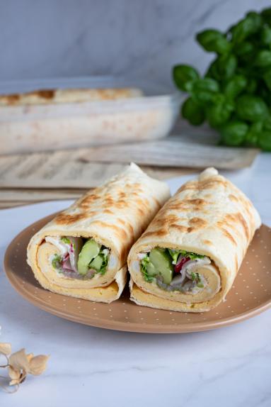 Zdjęcie - Wrap z omletem, łososiem i warzywami - Przepisy kulinarne ze zdjęciami