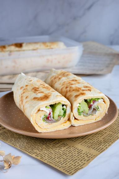 Zdjęcie - Wrap z omletem, łososiem i warzywami - Przepisy kulinarne ze zdjęciami