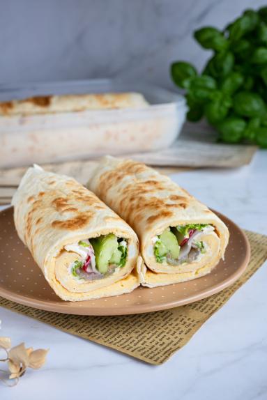 Zdjęcie - Wrap z omletem, łososiem i warzywami - Przepisy kulinarne ze zdjęciami