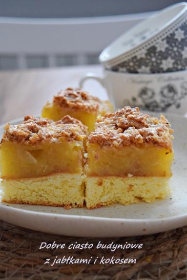 Zdjęcie - Dobre ciasto budyniowe z jabłkami i kokosem - Napiecyku - Przepisy kulinarne ze zdjęciami