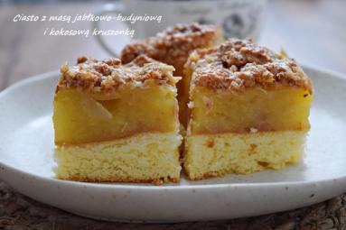 Zdjęcie - Dobre ciasto budyniowe z jabłkami i kokosem - Napiecyku - Przepisy kulinarne ze zdjęciami