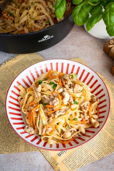 Zdjęcie - Makaron z mięsem w sosie miodowo-czosnkowym - Przepisy kulinarne ze zdjęciami