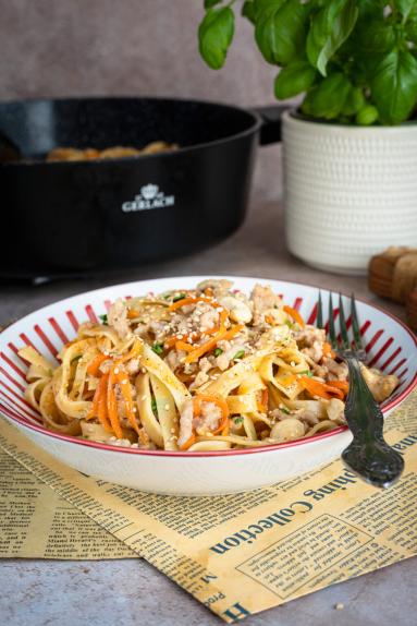 Zdjęcie - Makaron z mięsem w sosie miodowo-czosnkowym - Przepisy kulinarne ze zdjęciami