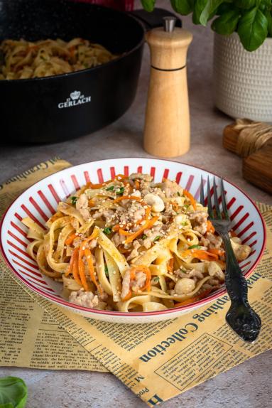 Zdjęcie - Makaron z mięsem w sosie miodowo-czosnkowym - Przepisy kulinarne ze zdjęciami