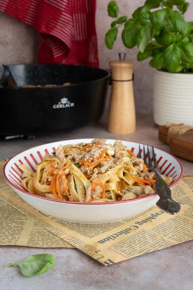 Zdjęcie - Makaron z mięsem w sosie miodowo-czosnkowym - Przepisy kulinarne ze zdjęciami