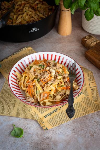 Zdjęcie - Makaron z mięsem w sosie miodowo-czosnkowym - Przepisy kulinarne ze zdjęciami