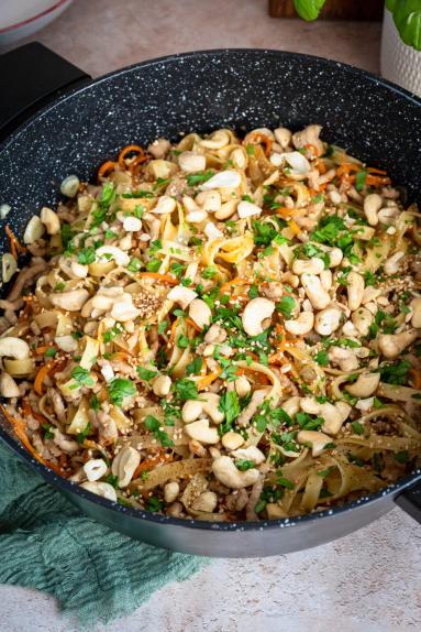 Zdjęcie - Makaron z mięsem w sosie miodowo-czosnkowym - Przepisy kulinarne ze zdjęciami