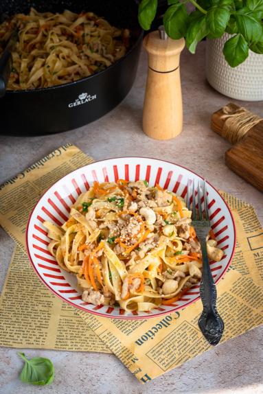 Zdjęcie - Makaron z mięsem w sosie miodowo-czosnkowym - Przepisy kulinarne ze zdjęciami