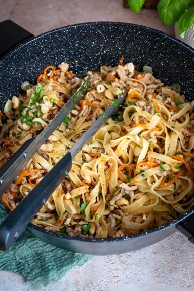 Zdjęcie - Makaron z mięsem w sosie miodowo-czosnkowym - Przepisy kulinarne ze zdjęciami