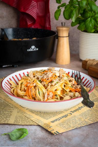 Zdjęcie - Makaron z mięsem w sosie miodowo-czosnkowym - Przepisy kulinarne ze zdjęciami