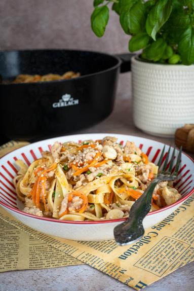 Zdjęcie - Makaron z mięsem w sosie miodowo-czosnkowym - Przepisy kulinarne ze zdjęciami