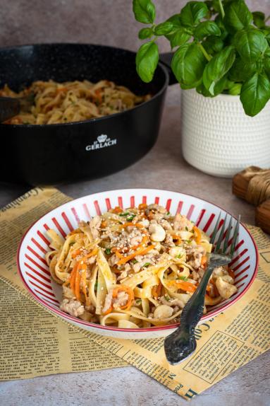 Zdjęcie - Makaron z mięsem w sosie miodowo-czosnkowym - Przepisy kulinarne ze zdjęciami