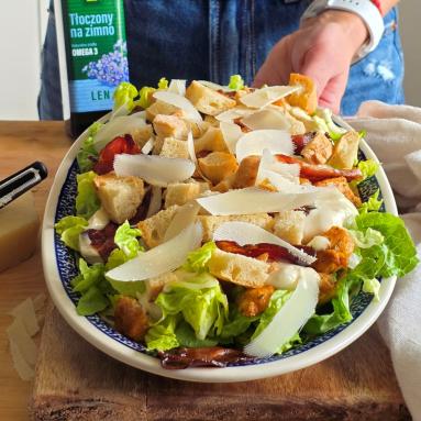 Zdjęcie - Sałatka Cezar z domowym majonezem - Przepisy kulinarne ze zdjęciami