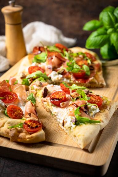 Zdjęcie: Pinsa z burratą i szynką parmeńską Zdjęcie - Pinsa z burratą i szynką parmeńską - Przepisy kulinarne ze zdjęciami