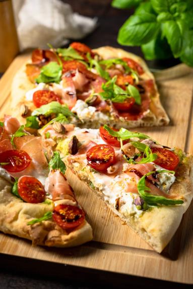 Zdjęcie - Pinsa z burratą i szynką parmeńską - Przepisy kulinarne ze zdjęciami