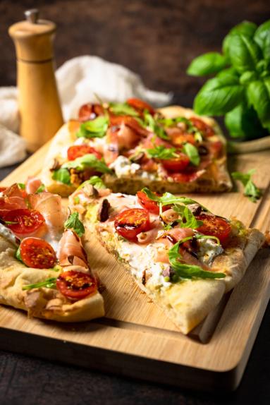 Zdjęcie: Pinsa z burratą i szynką parmeńską Zdjęcie - Pinsa z burratą i szynką parmeńską - Przepisy kulinarne ze zdjęciami