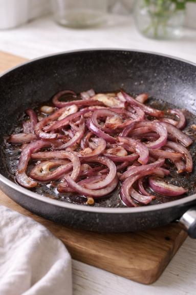 Zdjęcie - Frittata z ziemniakami i czerwoną cebulą - Przepisy kulinarne ze zdjęciami