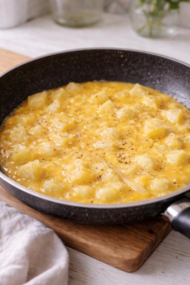 Zdjęcie - Frittata z ziemniakami i czerwoną cebulą - Przepisy kulinarne ze zdjęciami