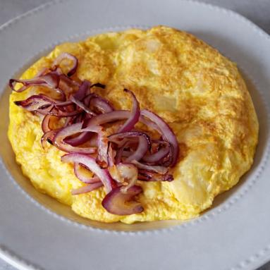 Zdjęcie - Frittata z ziemniakami i czerwoną cebulą - Przepisy kulinarne ze zdjęciami