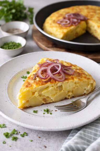 Zdjęcie - Frittata z ziemniakami i czerwoną cebulą - Przepisy kulinarne ze zdjęciami