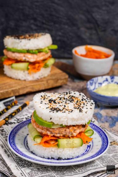 Zdjęcie - Sushi burgery z łososiem i majonezem wasabi - Przepisy kulinarne ze zdjęciami