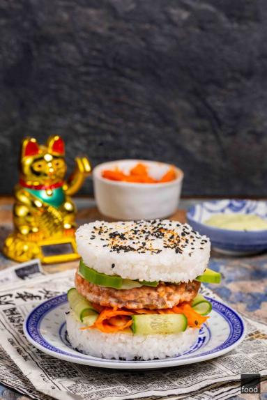 Zdjęcie - Sushi burgery z łososiem i majonezem wasabi - Przepisy kulinarne ze zdjęciami