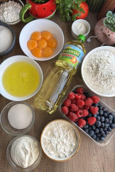 Zdjęcie - Ciasto na kruchym spodzie z malinami i bor&oacute;wkami - Przepisy kulinarne ze zdjęciami