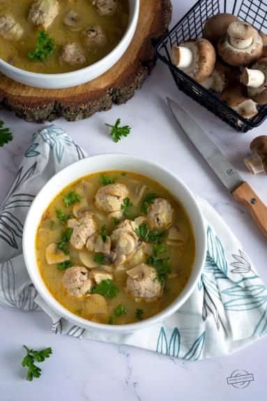 Zdjęcie - Zupa porowo-pieczarkowa z drobiowymi klopsikami - Przepisy kulinarne ze zdjęciami