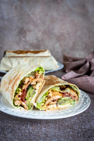 Zdjęcie - Tortilla z kurczakiem, halloumi i warzywami - Przepisy kulinarne ze zdjęciami