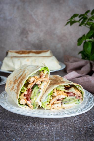 Zdjęcie - Tortilla z kurczakiem, halloumi i warzywami - Przepisy kulinarne ze zdjęciami